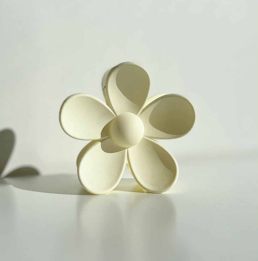 Flower Claw | White