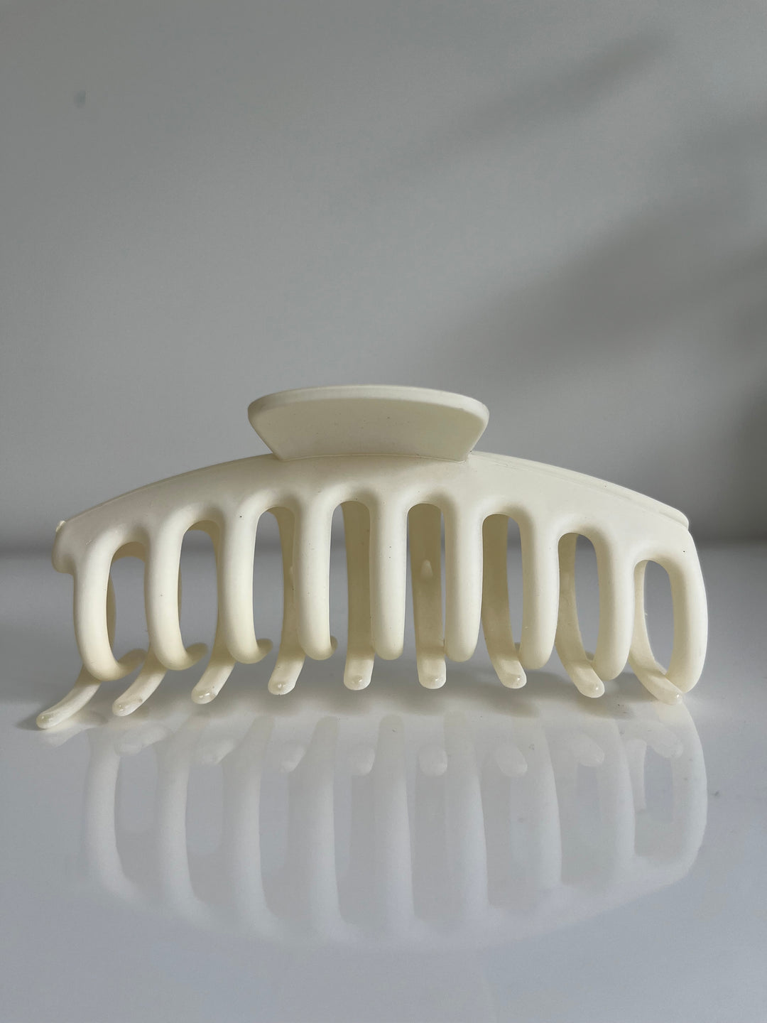 Classic Claw | White