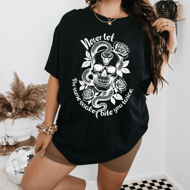 NEVER LET THE SAME SNAKE BITE YOU TWICE GRAPHIC TEE - Vintage Rebels